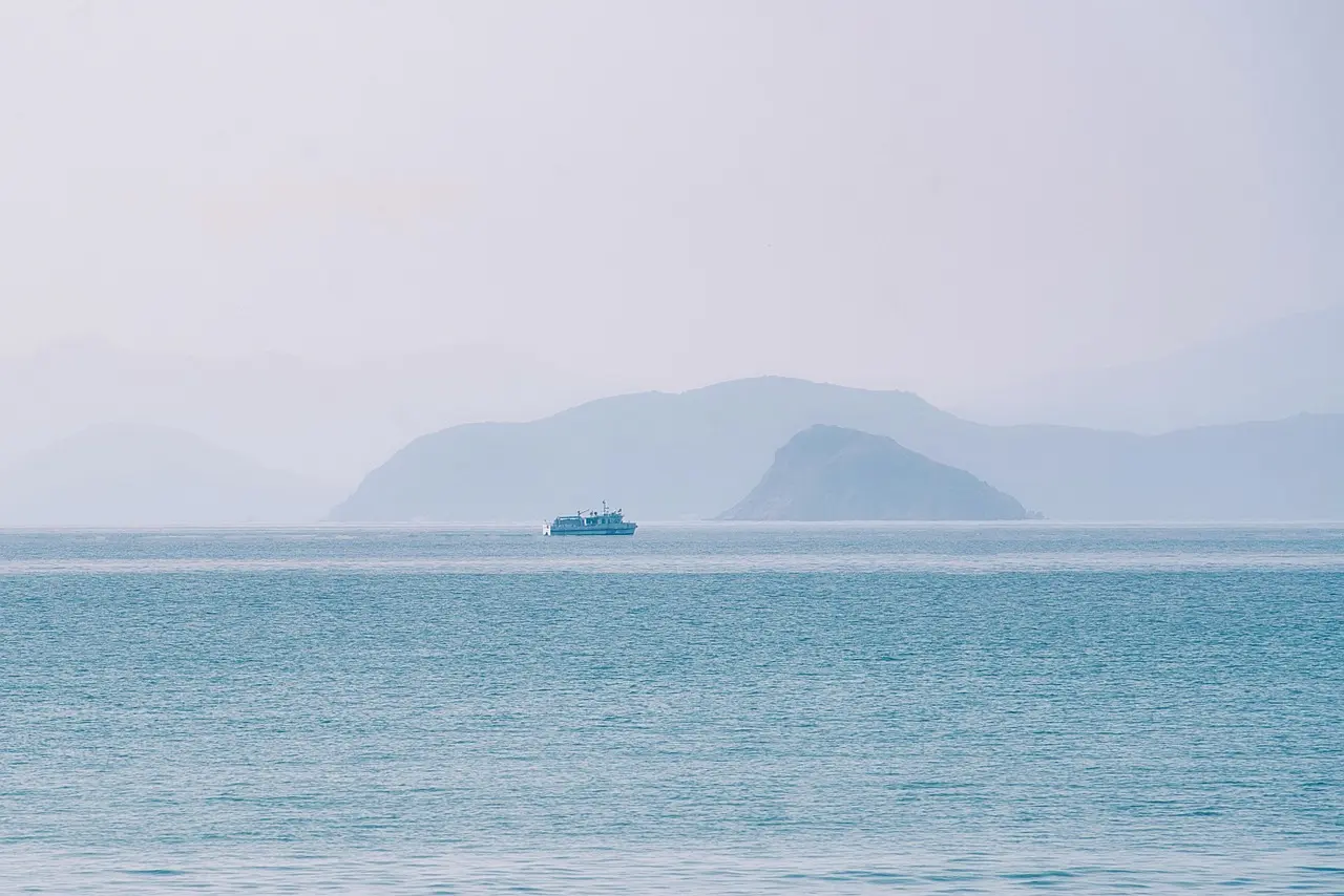 Lille færge på havet